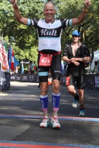 Andreas Bode im Ziel des New York City Triathlons