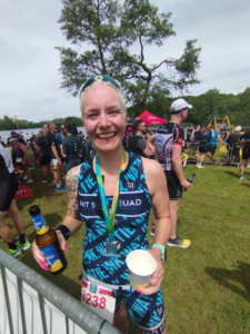 Jasmin Guthmann im Ziel des Löwentriathlon