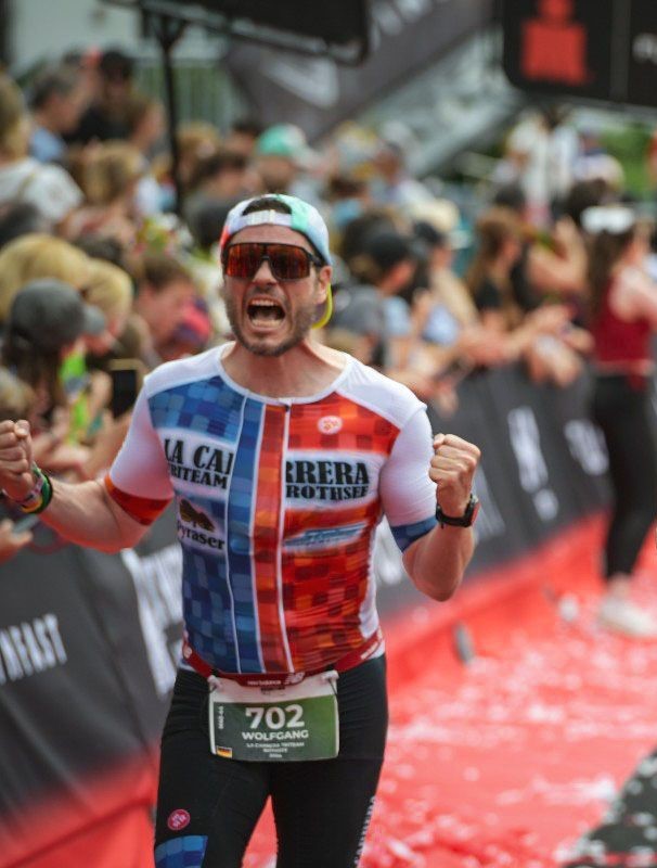 Wolfgang Höfler, beim Zieleinlauf des Ironman 70..3 Kraichgau